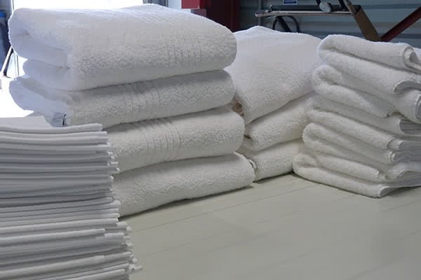 Draps/couettes/serviettes blanches de la blanchisserie des Lavandières d'Aquitaine